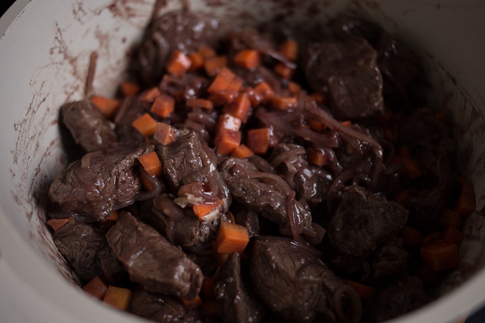 Бестроногоф рецепт из говядины классический на сковороде. Мясо по бургундски. Говядина по-бургундски фото. Мясо по бургундски фото. Как приготовить бургундскую смесь.