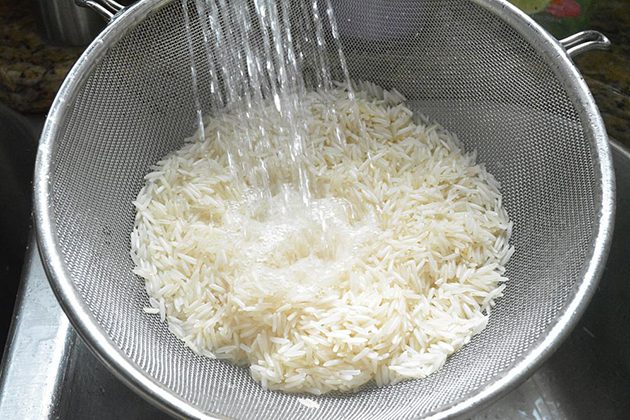 Для приготовления пряного риса берут