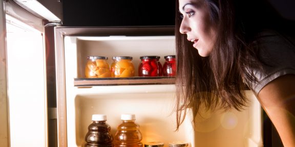 Лайфхак для проверки холодильника — монета в стакане со льдом