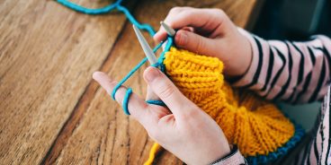 вяжем деткам | Схемы вязания детских вещей, Вязание, Вязаные детские пинетки