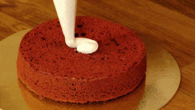 Как испечь торт «Красный бархат»: покройте коржи кремом