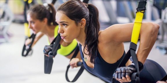 Тренировки на петельных тренажёрах: сильные мышцы кора и здоровая спина