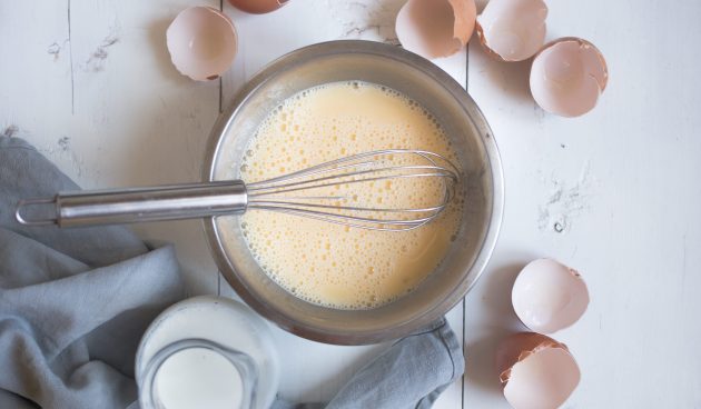 Кесадилья с сыром, вечтиной, горчицей и яичницей: взбейте яйца, соль и молоко для яичницы