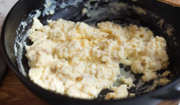 Кесадилья с сыром, вечтиной, горчицей и яичницей: сделайте яичницу