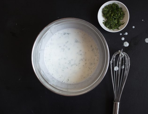 Йогуртовый соус для тефтелей: смешайте ингредиенты