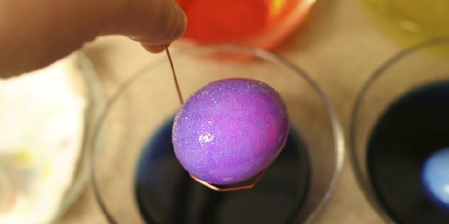 Покрасить яйца: Окрашивание пищевыми красителями