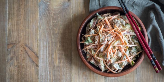Как приготовить салат с корейской морковью и печенью