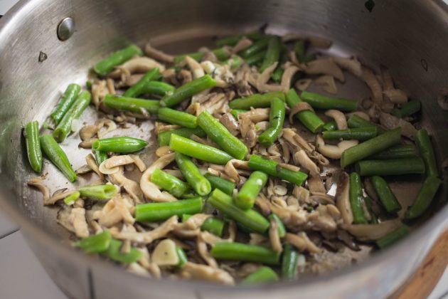 Рецепт гречневой лапши с овощами: нарезанные грибы обжаривайте вместе с замороженной фасолью