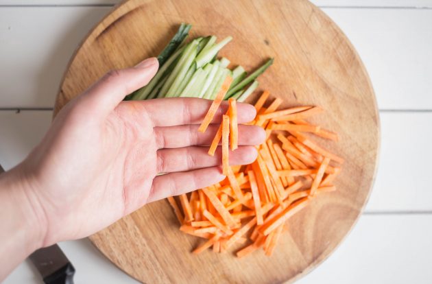 Рецепт гречневой лапши с овощами: морковь и огурец нашинкуйте тонкими полосками