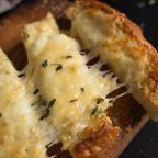Как приготовить чесночные гренки с тремя видами сыра