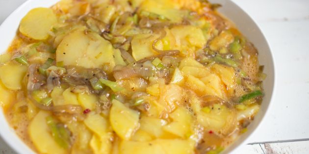 Как приготовить испанский омлет: смешайте картофель с луком, приправьте и залейте взбитыми яйцами