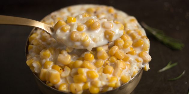 Кукуруза со сливками: добавьте соус к кукурузе