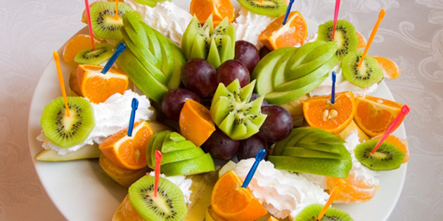Как правильно нарезать и красиво подать фрукты на праздничный стол
