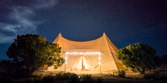 10 лайфхаков, которые помогут комфортно переночевать в палатке