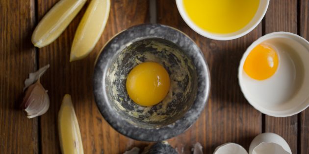 Как приготовить вёшенки в кляре с айоли: разотрите чеснок с желтками и солью