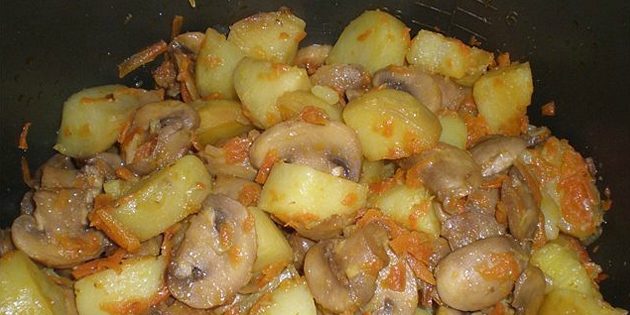 Картошка, тушённая с курицей и грибами в мультиварке