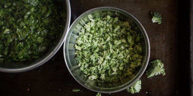 Котлеты из брокколи: измельчите капусту и шпинат