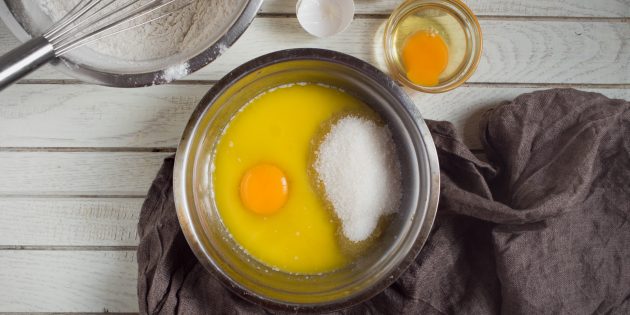 бисквитные батончики: яйца и сахар
