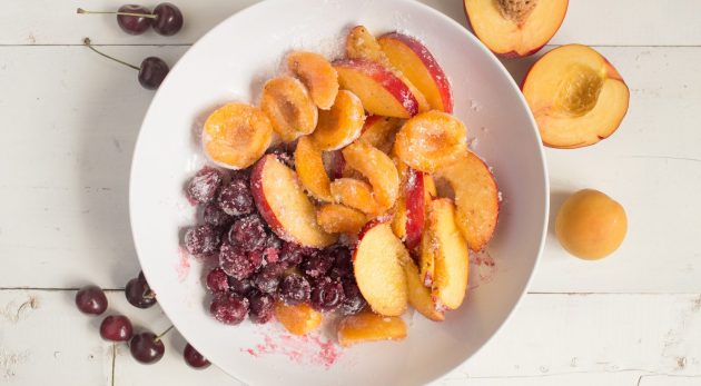 Песочная галета с ягодами и фруктами: засыпьте плоды и ягоды сахаром и крахмалом