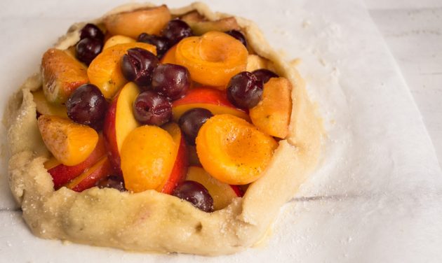 Песочная галета с ягодами и фруктами: края смажьте яйцом и присыпьте щепотью сахара