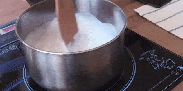 Веганская моцарелла: вскипятите кокосовое молоко