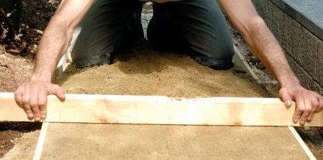 Как сделать садовую дорожку: распределяем песок