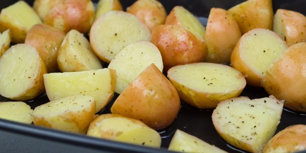 Запечённый молодой картофель: простой рецепт