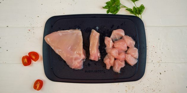 Киш с курицей и грибами: нарежьте куриное филе