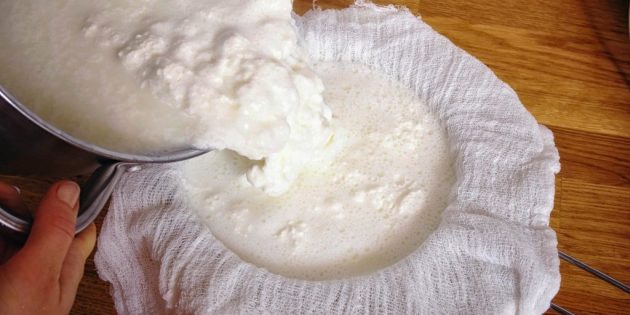 Как приготовить сыр: процедите массу через чистую марлю и сито