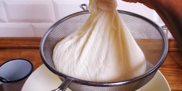 Как сделать домашний сыр: избавьтесь от сыворотки