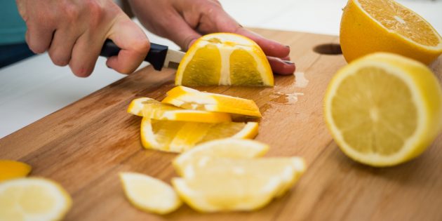 Вишнёвый лимонад: вымойте лимон и апельсины