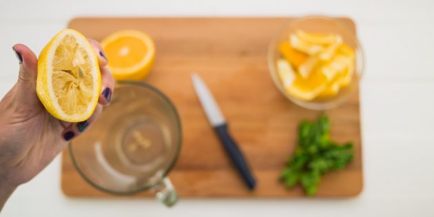 вишнёвый лимонад: надрезы в мякоти фруктов