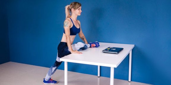 11 упражнений из йоги для разминки за рабочим столом