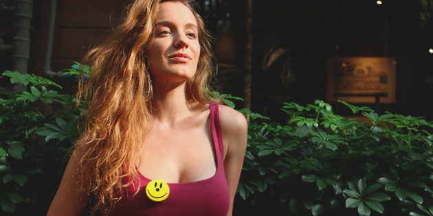Гаджет дня: Fomo — нательная камера-значок для записи лучших моментов дня