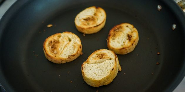 Как приготовить французский луковый суп: Подсушите ломтики хлеба