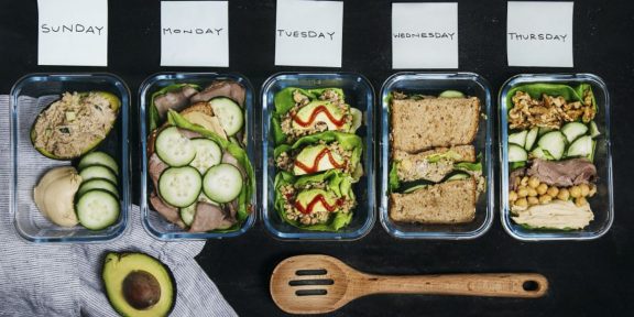 Как приготовить обеды в офис на неделю вперёд: 5 блюд из 8 ингредиентов