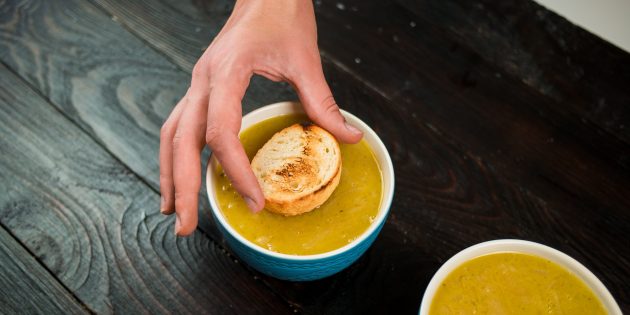 Выложите хлеб на французский луковый суп