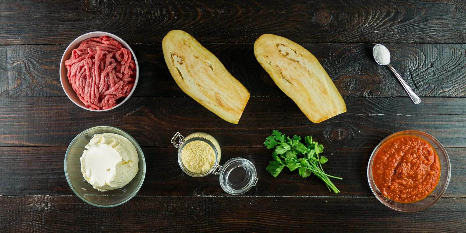 Баклажаны, запечённые с томатно-луковым соусом и сыром