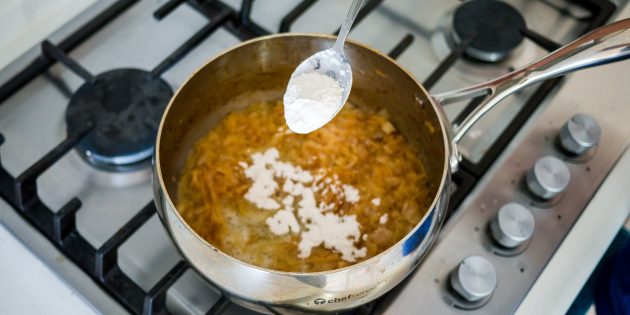 Всыпьте муку в французский луковый суп с сыром