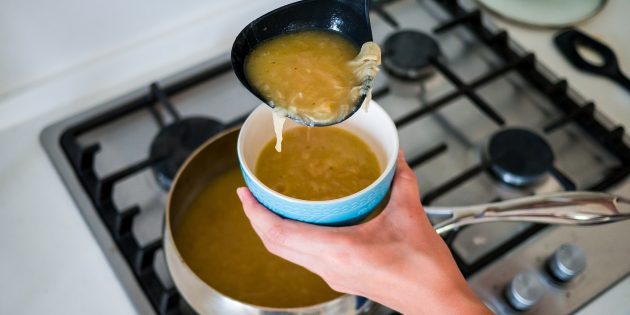 Разлейте французский луковый суп по керамическим горшочкам