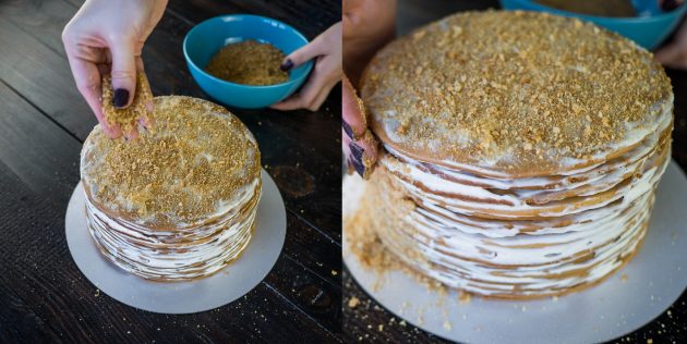 Рецепт торта «Медовик»: оставшийся корж перетрите в крошку и посыпьте ей торт.