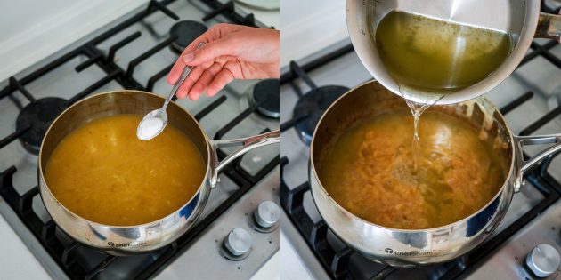 Добавьте оставшийся бульон в французский луковый суп с сыром, поперчите и посолите 