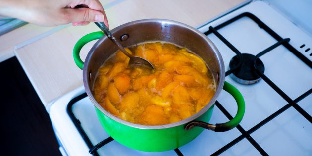 Варенье из абрикосов и апельсинов: варите на слабом огне 20 минут
