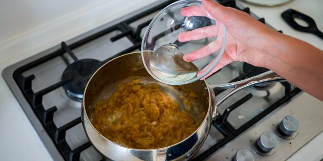 Как приготовить классический луковый суп: Добавьте в кастрюлю вино