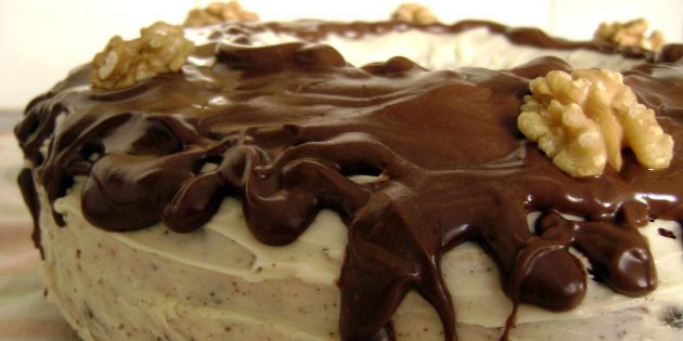 Шоколадный торт с орехами