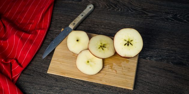 Как приготовить глинтвейн:яблоко помойте и нарежьте