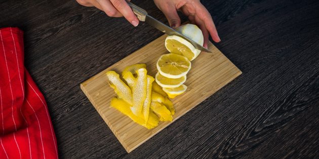 Простой рецепт глинтвейна: почистите и нарежьте лимон