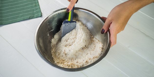 Как приготовить пирог с грушами: Перемешайте до однородности
