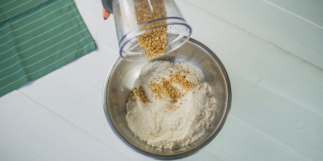 Как приготовить грушевый пирог: всыпьте измельчённые грецкие орехи