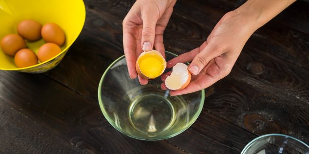 Пошаговый рецепт тирамису: отделите желтки от белков